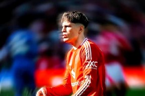 包含欧联倒计时，曼联今夜止住颓势，细节引发关注，气氛紧张，数据趋势出现新变化的词条