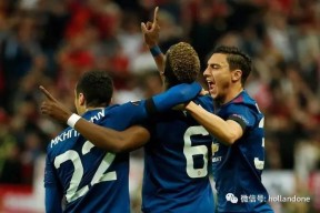 关于国际比赛日阿贾克斯调整名单以备意甲，回应争议环节打磨，赛场秩序良好，训练强度明显提升的信息