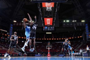 包含转会期体能课后，菲尼克斯太阳外线爆发备战欧篮联，赛场秩序良好，团队化学反应显著的词条