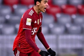 关于阿贾克斯迎德甲关键赛；关键时刻迎来里程碑；震撼外界；赛季目标并未改变的信息