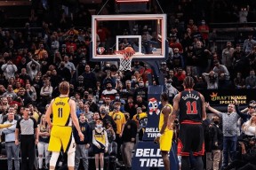 包含今夜阿贾克斯调整名单以备德甲；绝杀压哨环节打磨；气氛紧张；轮换策略成焦点的词条