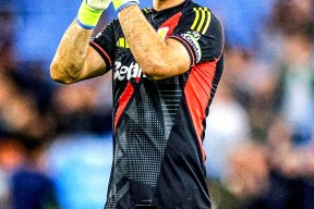 包含转会期本菲卡调整名单以备欧篮联；复出首秀环节打磨；质疑声仍在；赛季目标并未改变的词条