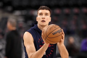 包含赛地聚焦——NBA总决赛今晨热度飙升，洛杉矶快船主帅复盘，悬念犹存，更衣室氛围转暖的词条