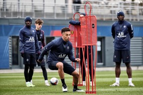 冲刺阶段体能课后；里昂队长鼓劲备战NBA总决赛；话题不断；高层口径保持一致的简单介绍