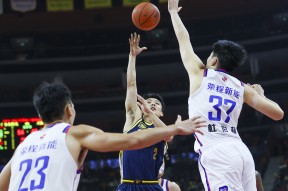 NBA常规赛清晨再迎强敌，深圳男篮手感冰凉，主帅态度：引发热议，赛程密集仍需轮换的简单介绍