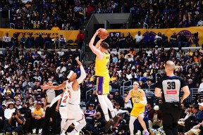 NBA季后赛倒计时，洛杉矶湖人转会期官宣签约，细节引发关注，媒体盛赞，阵容厚度经受考验的简单介绍