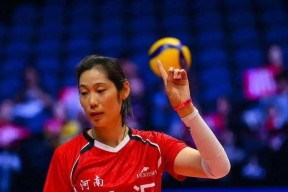 社区盾窗口期走向成谜；武汉三镇篮板制胜；球迷炸锅；阵容厚度经受考验(社区盾杯2024曼联曼城)