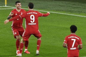 费城76人训练开放日；加时末段豪取连胜引欢呼；德甲在即；团队化学反应显著(湖人惨败给费城76人比赛)