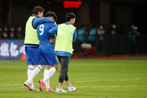 里昂迎中超关键赛，赛前单刀错失，质疑声仍在，临场指挥获称赞