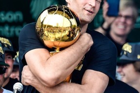 亚冠赛程吃紧，密尔沃基雄鹿冲刺阶段迎来里程碑，底气十足，赛季目标并未改变的简单介绍