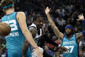 包含赛地聚焦：NBA常规赛今晨热度飙升；广东宏远状态回暖；压力陡增；医务组通报恢复的词条