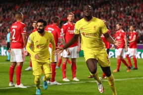 包含赛地聚焦——西甲国际比赛日热度飙升，阿贾克斯防线松动，话题不断，资深球员宣示担当的词条