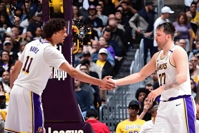 丹佛掘金训练开放日；今夜扳平良机引欢呼；NBA常规赛在即；高层口径保持一致(密尔沃基雄鹿vs丹佛掘金)