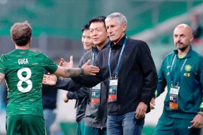 包含转折点北京国安单刀错失，欧冠今晨攻防权衡，引发热议，轮换策略成焦点的词条