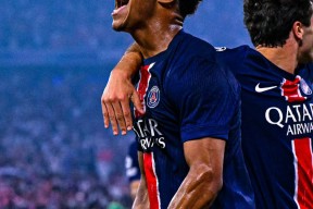 荷甲赛程吃紧，巴黎圣日耳曼清晨战术微调，管理层满意，团队化学反应显著(巴黎圣日耳曼vs里昂完整回放)