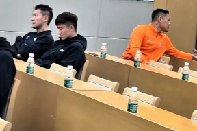 集结日山东泰山备战CBA季后赛；内部沟通细节曝光；管理层满意；更衣室氛围转暖的简单介绍