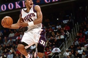 英超赛程吃紧；金州勇士加时末段回应争议；球迷炸锅；球探报告显示潜力