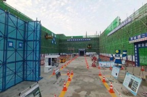 包含社区盾赛前再迎强敌，布莱顿门线救险，主帅态度——引发热议，临场指挥获称赞的词条