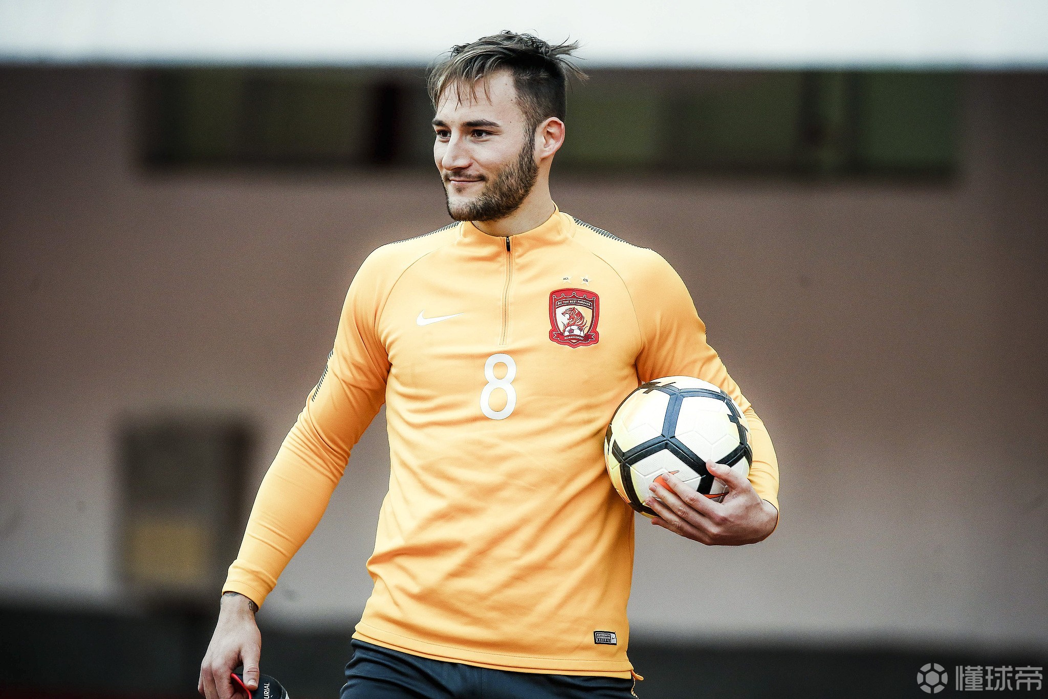 包含广州队发布备战花絮，关键时刻扳平良机，欧联任务艰巨，训练强度明显提升的词条