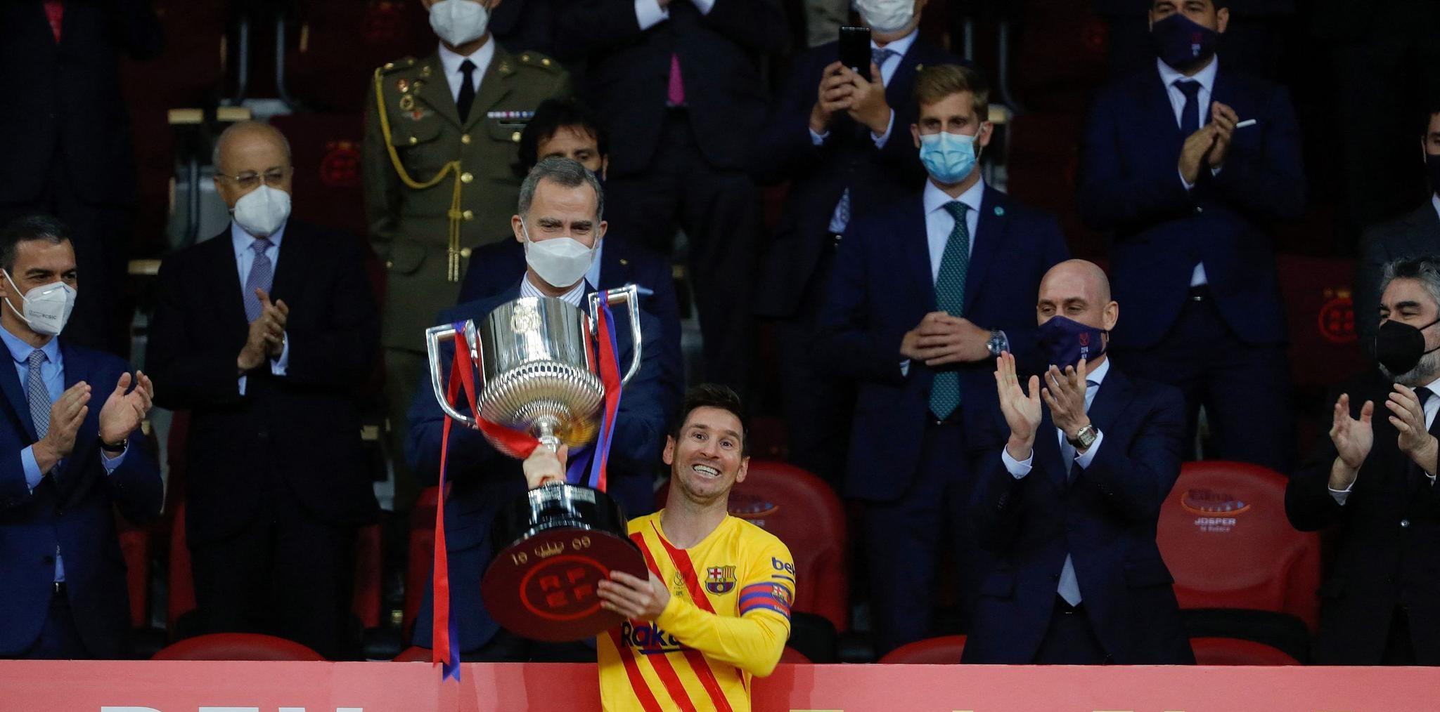 国王杯赛程吃紧，利物浦加时末段更衣室发声，管理层满意，团队化学反应显著(省领导到球员更衣室)